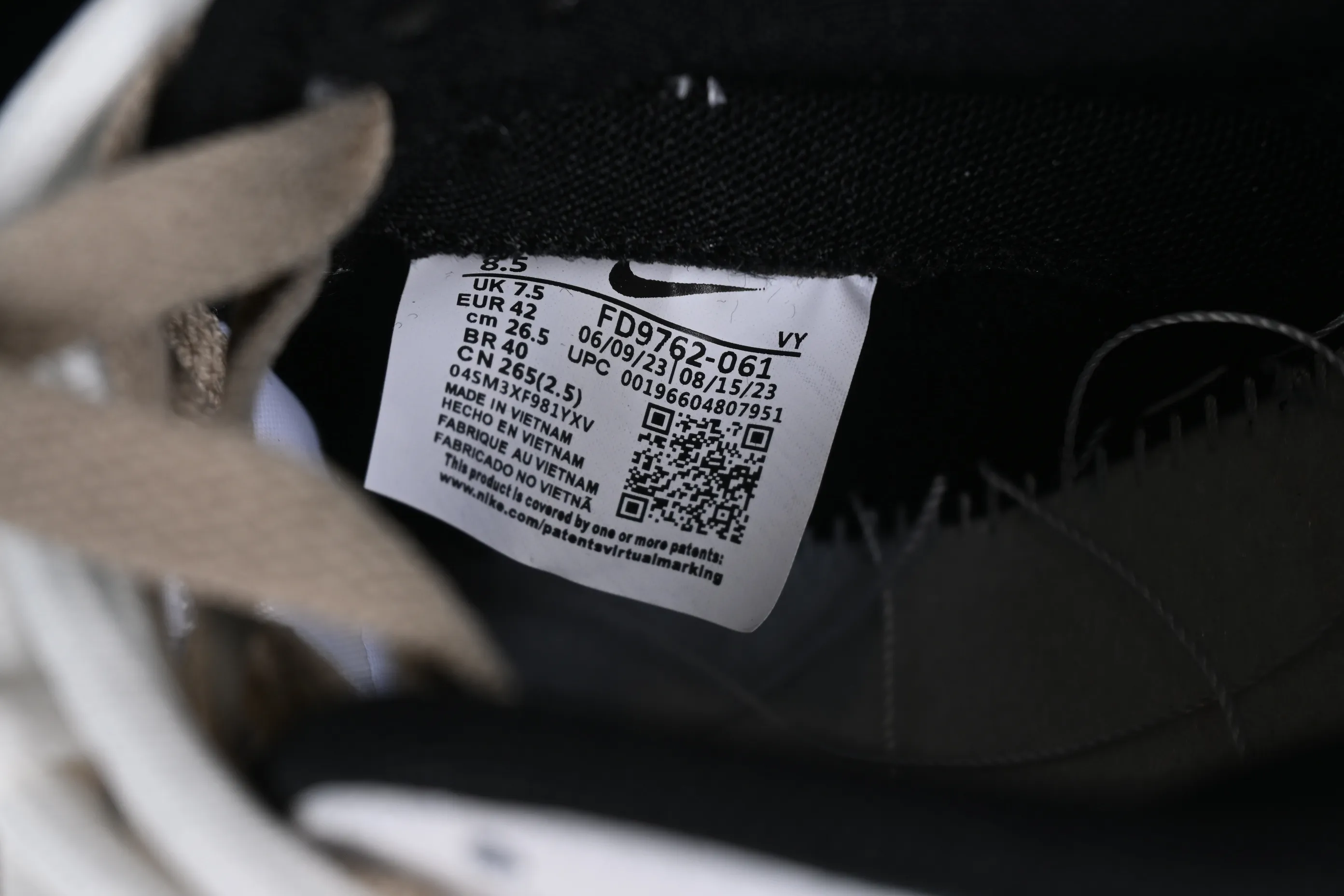 All Categories Nk SB Dunk Series Nk SB Dunk Low Low-top sneakers Nk Dunk Low Explore the limits Green, white and brown SB strappy low-top casual sneakers FD9762-061